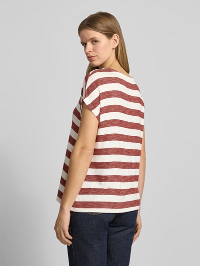 Frauenmodel trägt Regular Fit T-Shirt aus Viskose-Mix Modell 'LIRA' von Only, gestreift, fein gerippt, rot-weiß, Ganzkörperansicht Rückansicht.