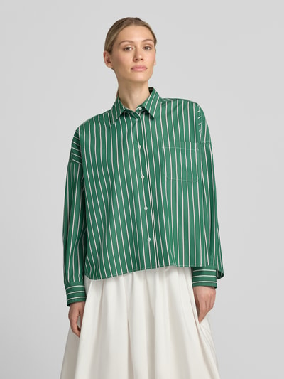 Vrouwenmodel draagt groene blouse met lange mouwen met witte strepen, regular fit, model 'ONORE' van Weekend Max Mara, voorkant borst close-up.