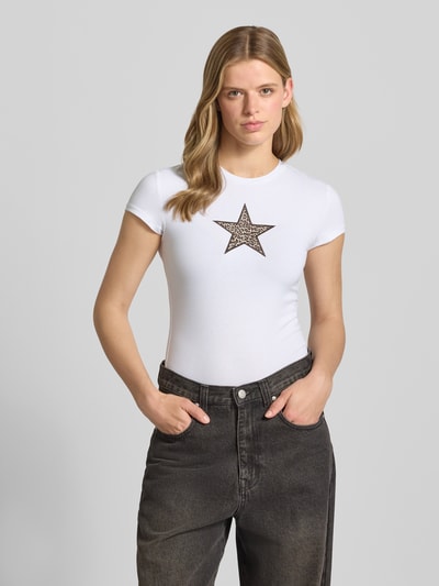 Vrouwenmodel draagt T-shirt met Stitching en ronde hals van REVIEW, wit, mix van katoen en elastaan, slim fit, ruglengte maat S: 51 cm. Nahaufnahme Oberkörper.