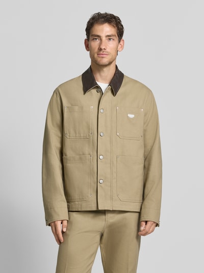 Männermodel trägt Regular Fit Jacke aus reiner Baumwolle von Antony Morato in Beige mit kontrastivem Umlegekragen und Taschen, Ganzkörperansicht von vorne. Rückenlänge 72 cm, Schulterbreite 61 cm, Brustweite 48 cm, Ärmellänge 68 cm.