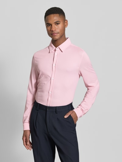 Männermodel trägt Slim Fit Freizeithemd mit Kentkragen Modell 'Roni' von CINQUE in Rosa, Baumwoll-Mix, Ganzkörperansicht von vorne.