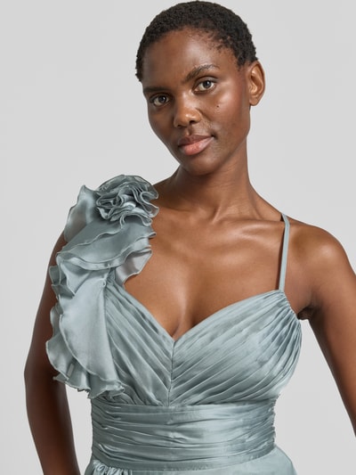 Modelka kobieca nosi 'Abendkleid mit Volants und Herz-Ausschnitt' od V.M., satynowa tekstura, kolor morski, krzyżowane ramiączka, detal przy dekolcie, Szerokość w rozmiarze 36: 32 cm, długość tyłu 122 cm, widok z przodu, zbliżenie na górę ciała.