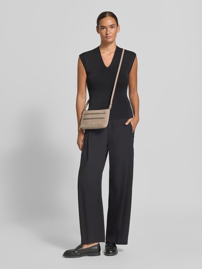 Frauenmodel trägt Crossbody Bag aus echtem Leder von LIEBESKIND BERLIN in Beige mit schmalem Schulterriemen, Ganzkörperansicht von vorne.