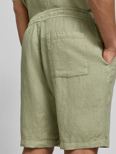 Männermodel trägt Shorts mit elastischem Bund und Gesäßtasche von MCNEAL aus Reine Baumwolle, Regular-Fit, Detailaufnahme Rückansicht. Bundweite bei Größe M: 45 cm, Innenbeinlänge bei Größe M: 24 cm.