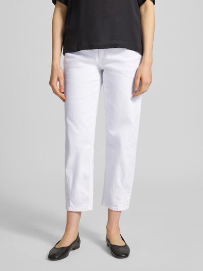 Frauenmodel trägt Barrel Fit Jeans Modell 'ELIN' von Cambio aus weißem Baumwoll-Mix mit Stretch-Anteil und Eingrifftaschen, Nahaufnahme Oberkörper. Bundweite bei Größe 36: 40 cm, Innenbeinlänge: 65 cm.