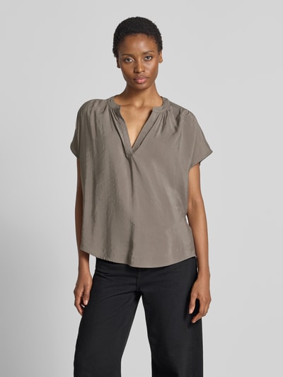 Frauenmodel trägt Regular Fit T-Shirt aus Modal-Mix Modell 'T076' von Jake*s Collection in Taupe, fließende Struktur, Ganzkörperansicht von vorne.