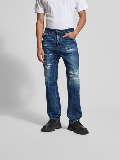 Männermodel trägt Slim Fit Jeans aus reiner Baumwolle von Dsquared2, 5-Pocket-Design, Destroyed-Look, mittelblau, Ganzkörperansicht von vorne.