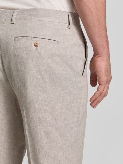 Männermodel trägt Straight Fit Hose aus Leinen-Mix Modell 'Wesley' von Matinique, beige, Baumwoll-Anteil, Detailaufnahme Rückenansicht.