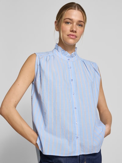 Frauenmodel trägt Regular Fit Hemdbluse im Ärmellosen-Design von Emily Van den Bergh, Reine Baumwolle, Stehkragen mit Rüschenbesatz, durchgehende Knopfleiste, gestreiftes Muster in Blau und Hellorange, Rückenlänge 66 cm bei Größe 36, Nahaufnahme Oberkörper.