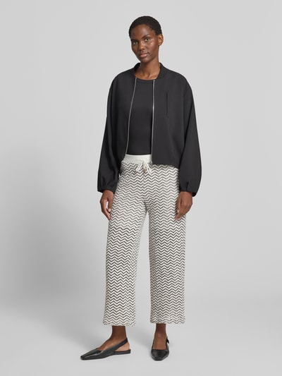 Vrouwenmodel draagt Schlupfhose im Allover-Look met Tunnelzug van comma, regular fit, elastische band, zwart-wit motief, all-over look, bandwijdte maat 36: 38 cm, binnenbeenlengte maat 36: 73 cm, ganzlichaamsaanzicht van voren.