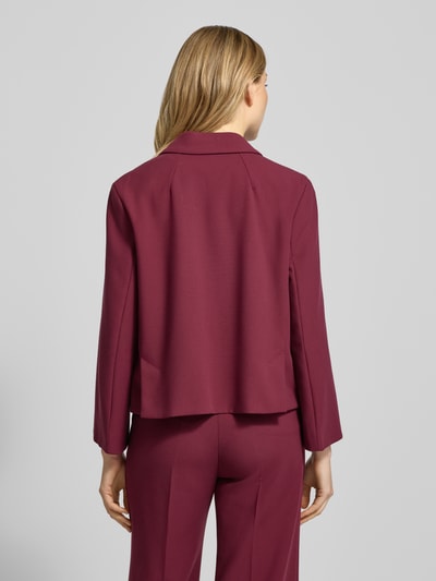 Frauenmodel trägt Boxy Fit Blazer mit Pattentaschen von Windsor in Bordeaux, Material-Mix mit Viskose-Anteil, Ganzkörperansicht Rückansicht.