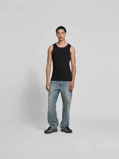 Männermodel trägt Slim Fit Top mit Rundhalsausschnitt von WON HUNDRED in Schwarz, elastischer Baumwoll-Mix, Strukturmuster, Ganzkörperansicht von vorne.