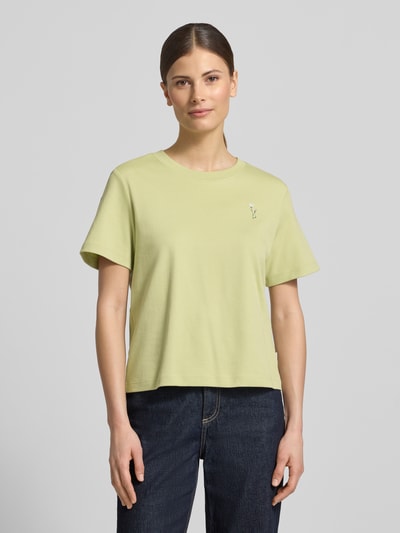 Frauenmodel trägt Regular Fit T-Shirt aus reiner Baumwolle von s.Oliver RED LABEL, verkürzte Cropped-Optik, Motiv-Print, Rundhals, Kurzarm, Jersey-Textur, Ganzkörperansicht von vorne.