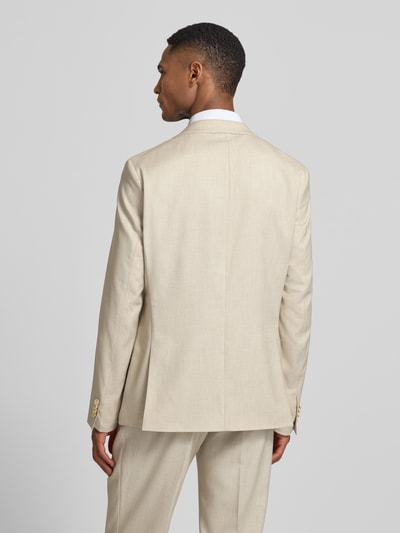 Männermodel trägt Slim Fit 2-Knopf-Sakko mit Pattentaschen von MCNEAL in Beige, glatte Textur, Rückenansicht, Ganzkörperansicht Rückansicht. Material-Mix mit Leinen-Anteil, Reverskragen, Rückenlänge 74 cm, Schulterbreite 44 cm, Ärmellänge 70 cm.