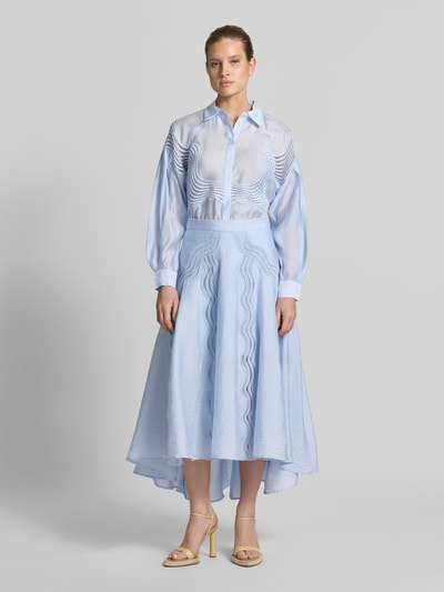 Frauenmodel trägt Regular Fit Midirock mit Lochmuster Modell 'Cole' von Copenhagen Muse in Hellblau, Modal-Mix, blickdichter Unterrock; Ganzkörperansicht von vorne.