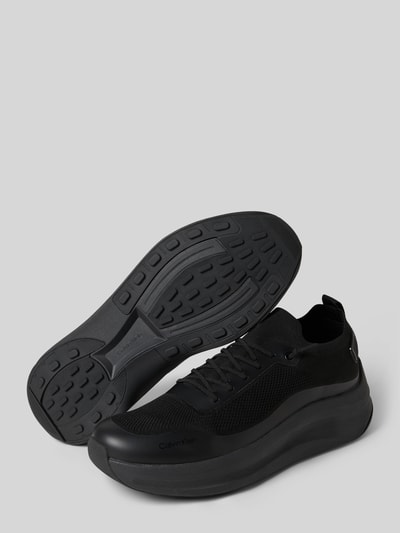 Produktfoto, Sneaker mit Schnürverschluss von Calvin Klein Jeans in Schwarz mit Label-Print, strukturierter Sohle, Absatzhöhe 3 cm, Schafthöhe 6 cm, Schaftweite 7 cm