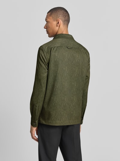 Mannemodel draagt Slim Fit Hemdjacke met borstzakken model 'Constantin' van CG - Club of Gents in materiaalmix met viscose, ruglengte bij maat 50 is 75 cm, groene kleur, hele lichaamsweergave rugaanzicht.
