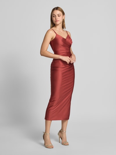 Modelka kobieca nosi Cocktailkleid mit Spaghettiträgern und V-Ausschnitt od TROYDEN COLLECTION, satyna, krój slim fit, długość midi, V-dekolt z przodu i z tyłu, zamek z tyłu, długość pleców w rozmiarze 36: 125 cm, szerokość w rozmiarze 36: 37 cm, kolor ciemnoczerwony, gładka tekstura, widok całej sylwetki z przodu.