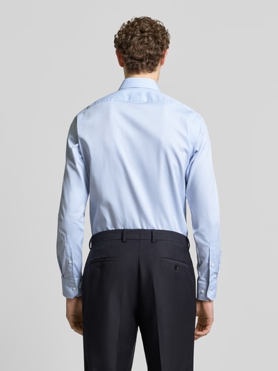 Männermodel trägt Regular Fit Freizeithemd aus Baumwoll-Mix Modell 'H-JOE-K-C1-261' von BOSS in Hellblau, Ganzkörperansicht Rückansicht.