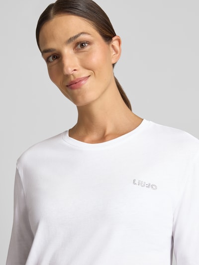 Vrouwenmodel draagt Regular Fit Longsleeve met Label-Stitching van Liu Jo White, puur katoen, ronde hals, ruglengte maat S 57 cm, detailopname bovenlichaam