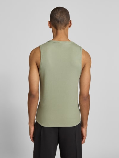 Mannelijk model draagt Slim Fit Tank Top uit katoenmix model 'DAPOTA' van HUGO, effen, label-applicatie, rond hals, fijnrib, achteraanzicht.