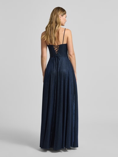 Frauenmodel trägt Regular Fit Abendkleid in Glitzer-Optik von Luxuar mit Schnürverschluss, Spaghetti-Trägern, Rückansicht, Ganzkörperansicht.