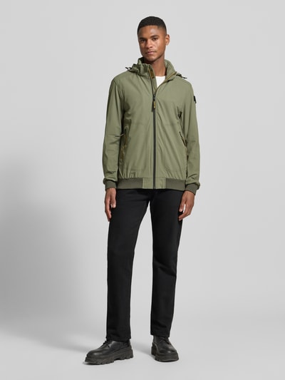 Männermodel trägt Jacke mit Kapuze und Reißverschlusstaschen von PME Legend in Oliv, Regular Fit, Material-Mix, Ganzkörperansicht von vorne