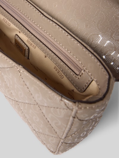 Produktfoto, Umhängetasche mit Label-Applikation Modell 'LIBBY' von Guess in Beige mit Ketten-Detail, Magnetverschluss und Hauptfach, strukturierte Oberfläche, Maße: Breite 24 cm, Länge 14 cm, Tiefe 6 cm, Schulterriemen 114 cm.