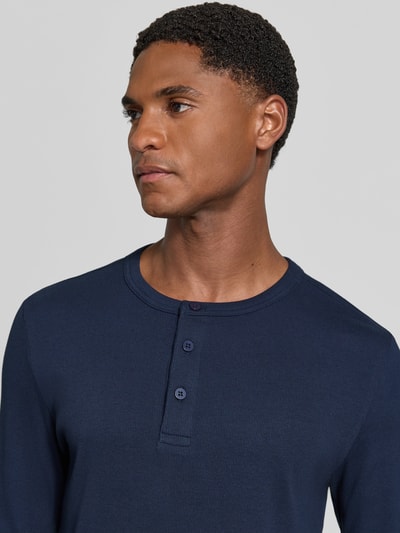 Mannmodel draagt donkerblauw shirt met lange mouwen van katoenmix, Relaxed Fit Langarmshirt aus Baumwoll-Mix Modell 'MORRIS' van Jake*s Studio Men, detailopname bovenlichaam.