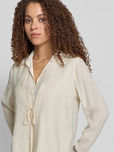 Frauenmodel trägt Bluse aus Viskose-Mix mit Binde-Detail von Jake*s Collection in Creme mit Umlegekragen, Knopfleiste, Straight Fit, Nahaufnahme Oberkörper.