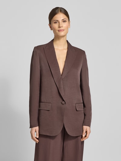 Frauenmodel trägt Relaxed Fit Blazer mit Reverskragen von Jake*s Cocktail, Viskose-Leinen-Mix, Knopfverschluss, Pattentaschen, Ganzkörperansicht von vorne.