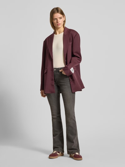 Kobiece modelka nosi Flared Jeans im Used-Look Model 'BECCA' od TRUE RELIGION, mieszanka bawełny, rozkloszowany krój, efekt znoszenia, wpuszczane kieszenie, szara barwa, całkowity widok z przodu, rozmiar 27: szerokość pasa 38 cm, długość wewnętrzna nogawki 86 cm.