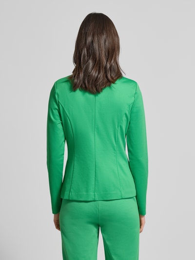 Frauenmodel trägt Regular Fit Blazer mit Viskose-Anteil Modell 'Kate' von ICHI, leuchtendes Grün, taillierte Passform, Ganzkörperansicht Rückansicht.
