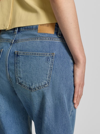 Kobiece model prezentuje Barrel Fit Jeans z wpuszczanymi kieszeniami model 'Baloo' od My Essential Wardrobe, mieszanka bawełny z dodatkiem streczu, ujęcie z tyłu, zbliżenie na tylne kieszenie.