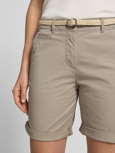 Frauenmodel trägt Regular Fit Bermuda mit Gürtel von Tom Tailor, Optik: Unifarben, Passform: Regular-Fit, Baumwoll-Mix, Nahaufnahme Oberkörper.