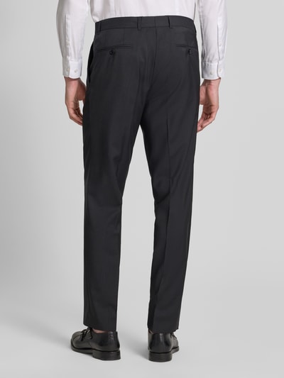 Männermodel trägt Anzughose mit Bügelfalten Modell 'Silvio' von Carl Gross aus schwarzer Schurwolle, Slim Fit, Ganzkörperansicht Rückansicht.