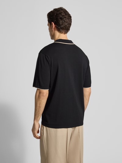 Männermodel trägt Regular Fit Freizeithemd in Strick-Optik Modell 'Apolo' von Matinique in Schwarz mit Kontrastdetails, Rückansicht Ganzkörperansicht. Baumwoll-Mix, kurzärmelig, Umlegekragen, beiger Hosenkontrast, reguläre Passform.