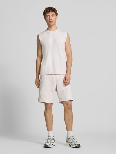 Männermodel trägt Regular Fit Shorts mit Logo-Stitching von Pegador aus Baumwoll-Mix, helle Farbe, elastischer Bund, Ganzkörperansicht von vorne.