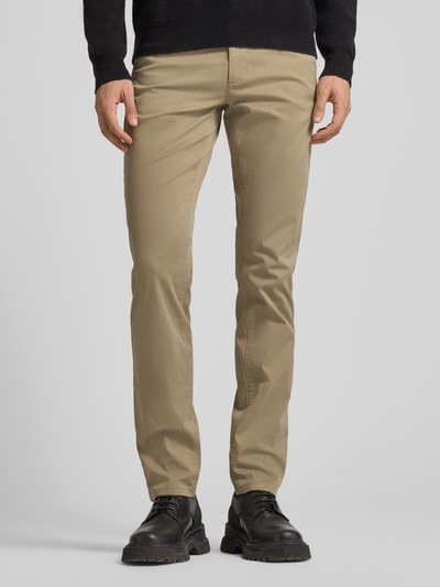Męski model nosi Slim Fit Chino aus Baumwoll-Mix Modell 'CHINO_SLIM' od BOSS Orange, kolor beżowy, delikatna struktura, widok z przodu na całe ciało.