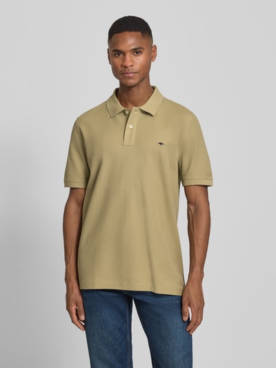 Männermodel trägt Regular Fit Poloshirt mit Logo-Stitching von Fynch-Hatton in Beige, reine Baumwolle, Polokragen, Kurze Ärmel, Ganzkörperansicht von vorne
