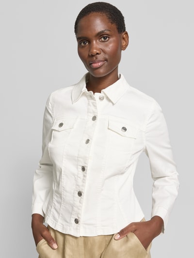 Kobiece model prezentuje Jacke mit Knopfleiste und Brusttaschen von Zero, mieszanka bawełny z dodatkiem streczu, krój slim fit, wykładany kołnierz, listwa guzikowa, kieszenie na piersi, długość tyłu w rozmiarze 36: 47 cm, szerokość ramion w rozmiarze 36: 36 cm, szerokość klatki piersiowej w rozmiarze 36: 38 cm, długość rękawów w rozmiarze 36: 60 cm, jasny kolor, prosta faktura, widok z przodu, zbliżenie na górną część ciała.