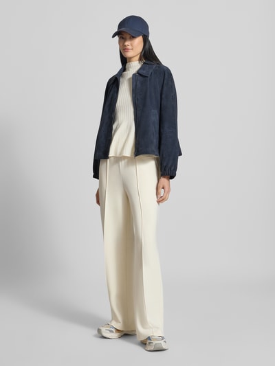 Vrouwenmodel draagt Wide Leg Sweatpant uit Viscosemix van Varley, met stretch, persplooien, elastische band, zijsteekzakken, binnenbeenlengte maat S 78 cm, offwhite, wide fit, full body vooraanzicht.