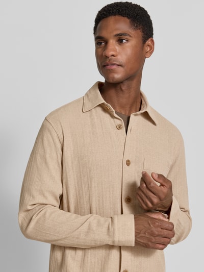 Männermodel trägt Slim Fit Freizeithemd mit Brusttasche von Roy Robson aus Baumwoll-Mix, Kentkragen, Langärmelig, Knopfleiste, Nahaufnahme Oberkörper.