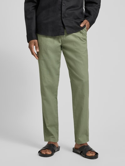 Męski model nosi Straight Fit Leinenhose mit elastischem Bund Modell 'Barton' von Matinique, mieszanka lnu i bawełny, kolor zielony, spodnie z prostymi nogawkami, szerokość w rozmiarze M: 34 cm, długość wewnętrzna nogawki: 78 cm, widok całej sylwetki z przodu.