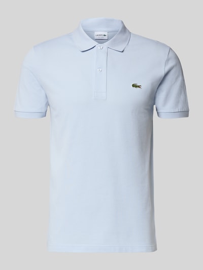 Produktfoto, Slim Fit Poloshirt aus reiner Baumwolle von Lacoste, unifarbenes hellblau, Piqué-Struktur, Polokragen, Logo-Stitching auf Brust.