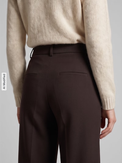 Frauenmodel trägt Weite Hose mit Gürtelschlaufen Modell 'ALEXIS' von CAMBIO in Dunkelbraun, glatte Textur, Nahaufnahme Rückansicht, KI-modifiziertes Bild.