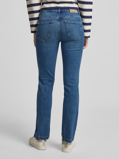 Frauenmodel trägt Jeans mit Eingrifftaschen Modell 'Ashley Imera' von MOS MOSH, blauer Used-Look, Slim Fit, Baumwoll-Mix, Ganzkörperansicht Rückansicht.