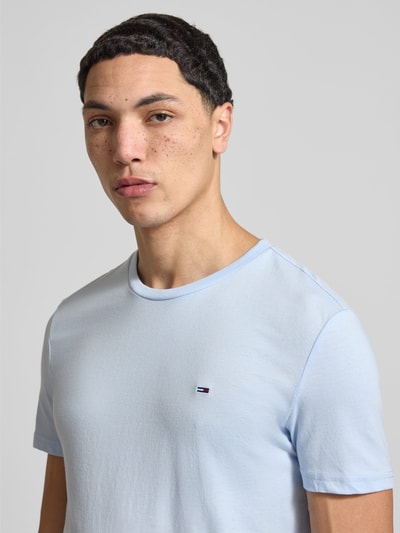 Mannelijk model draagt Slim Fit T-shirt uit katoenmix Model 'JASPE HERITAGE' van Tommy Jeans in melangelook, logo-stitching, korte mouw, nahaufnahme bovenlichaam.