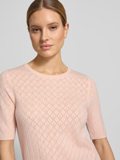Modelka kobieca ma na sobie damski t-shirt Regular Fit T-Shirt in Ausbrenner-Optik Modell 'HELEN' od Selected Femme, efekt: jednolity kolor, okrągły dekolt, rękaw o dł. 1/2, drobny splot, mieszanka wiskozy, jasnoróżowy kolor, tekstura delikatnie transparentna, widoczny wzór geometryczny, zbliżenie na górną część ciała, ujęcie z przodu.