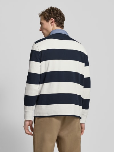 Männermodel trägt Sweatshirt mit Label-Stitching von Gant, breite marineblaue und weiße Streifen, Baumwolle, Rückenansicht, Ganzkörperansicht Rückansicht.